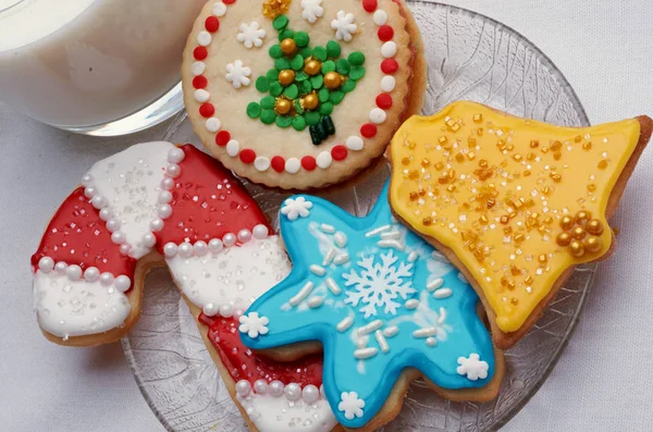 複雑に飾られたクリスマス クッキーをカット 高いデザイン そして芸術的アイス — ストック写真