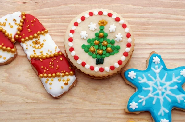 複雑に飾られたクリスマス クッキーをカット 高いデザイン そして芸術的アイス — ストック写真