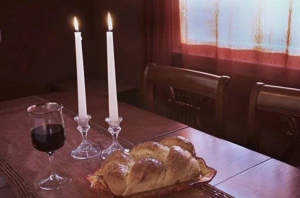 Shabbat Mahlzeit Beinhaltet Challah Oder Geflochtenes Eierbrot Ein Glas Rotwein lizenzfreie Stockbilder