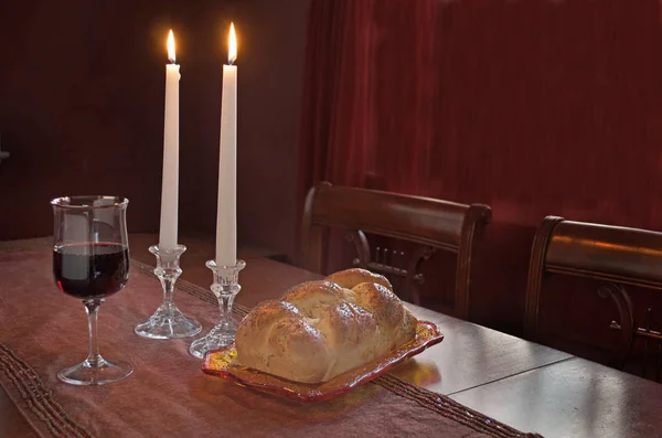 Shabbat Maaltijd Bevat Challah Gevlochten Brood Glas Rode Wijn Twee Stockafbeelding