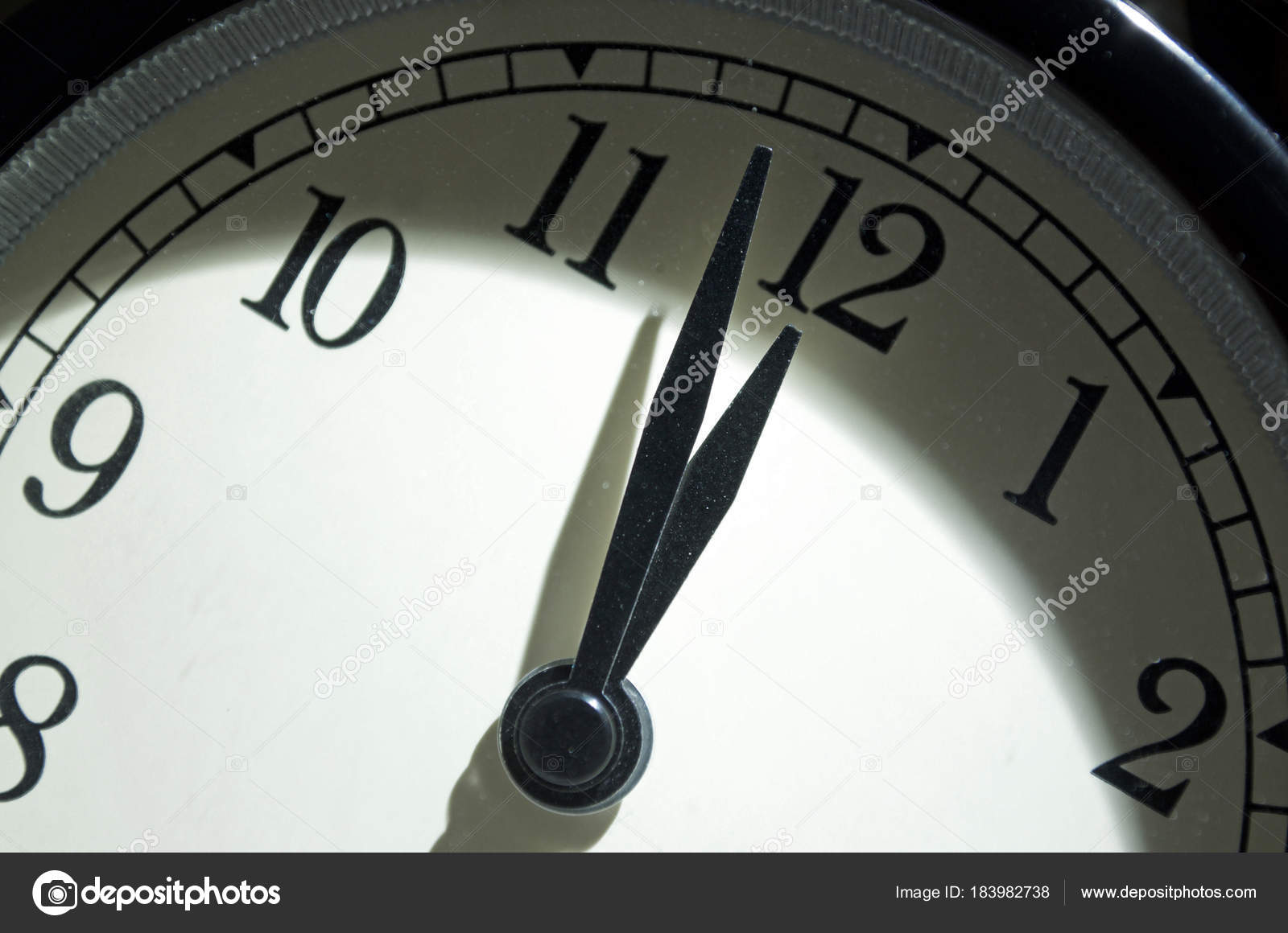 Поставь 2 часа 5 минут. Часы 2 минуты. Без двух минут час. Two minutes to Midnight. 2 Минуты картинка.