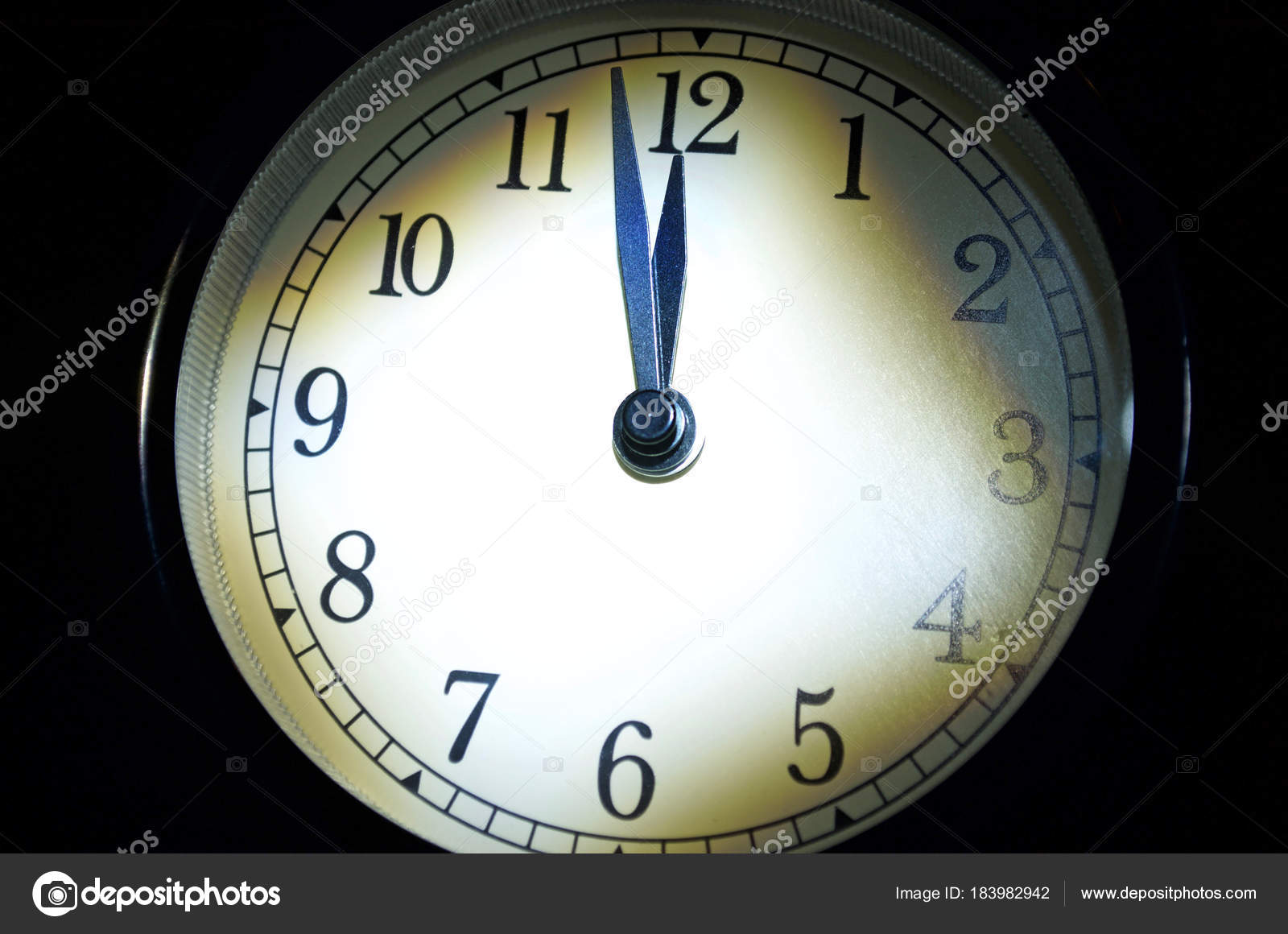 Doomsday Clock Wecker Richten Zwei Minuten Vor Mitternacht Darstellen Wie ...