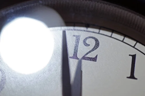 Годинник Будильник Встановлений Дві Хвилини Півночі Щоб Показати Наскільки Близько — стокове фото
