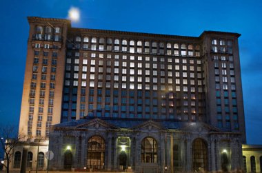Detroit, Michigan ABD, 5 Nisan 2018, Michigan Merkez İstasyonu'na, Mcs, Detroit eski tren depo, ışıklar açık içinde pencere eşiği ile gece