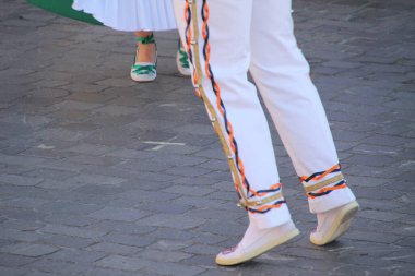 İspanya 'nın eski Bilbao kasabasında Bask dansı sergisi