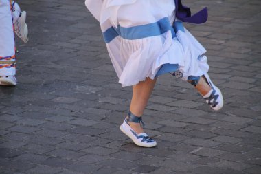 İspanya 'nın eski Bilbao kasabasında Bask dansı sergisi