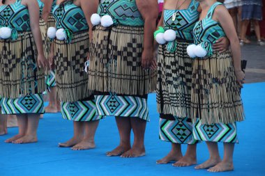 Okyanusyalı dansçılar bir sokak festivalinde