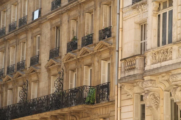 Πρόσοψη Πολυκατοικίας Στο Παρίσι — Φωτογραφία Αρχείου
