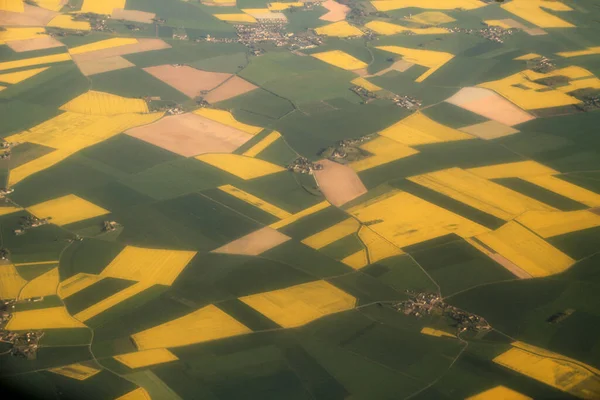 春の日にフランスの田舎を飛び越える — ストック写真