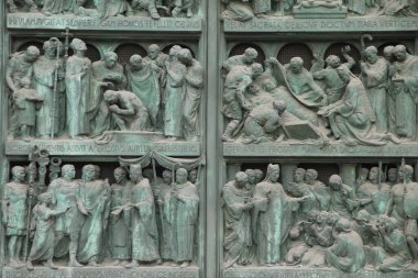 Milan Katedrali 'nin ön cephesinin ayrıntıları.