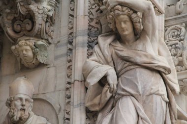 Milan Katedrali 'nin ön cephesinin ayrıntıları.