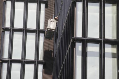 Bakım bir binanın ön cephesinde çalışır.