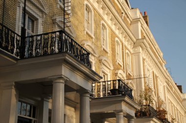 Londra şehir merkezinde klasik bir bina.