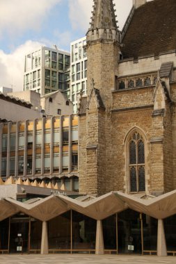 Londra şehir merkezinde klasik bir bina.