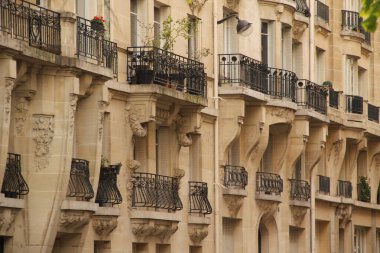 Paris 'te bir apartman binasının cephesi