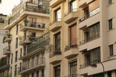 Paris 'te bir apartman binasının cephesi