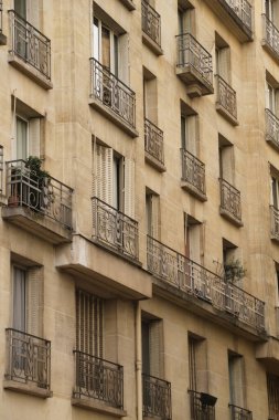 Paris 'te bir apartman binasının cephesi