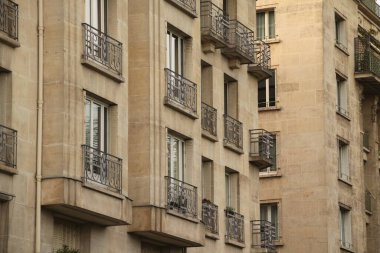 Paris 'te bir apartman binasının cephesi
