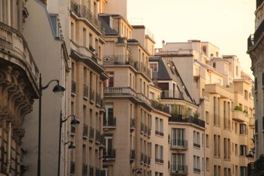 Paris 'te bir apartman binasının cephesi