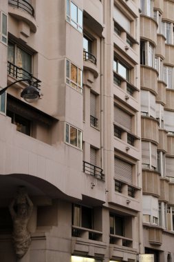 Paris 'te bir apartman binasının cephesi