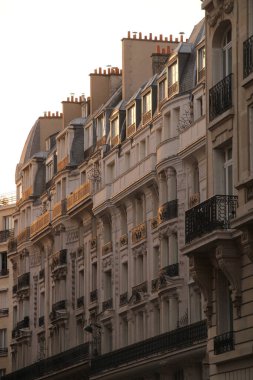 Paris 'te bir apartman binasının cephesi