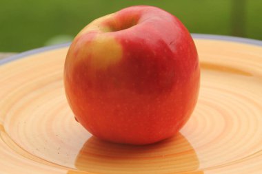Tabakta kırmızı elma.