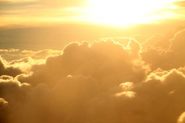 Akşamları bulutların üzerinde uçarken