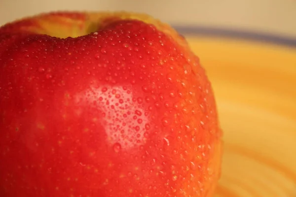 Roter Apfel Auf Einem Teller — Stockfoto