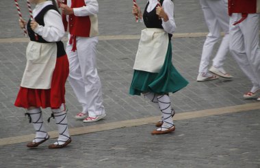 Halk festivalinde geleneksel bas dansı