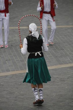 Halk festivalinde geleneksel bas dansı