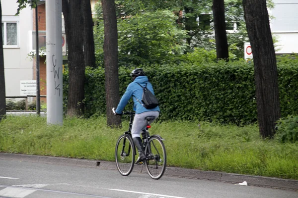 Kerékpározás Zürich Egyik Utcájában — Stock Fotó
