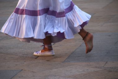 Halk festivalinde geleneksel bas dansı