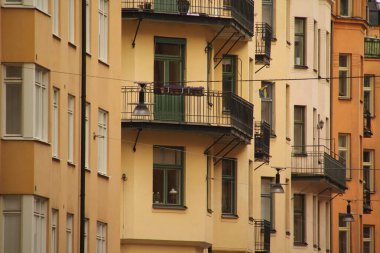 Stockholm şehir merkezindeki bir binanın cephesi.