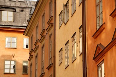 Stockholm şehir merkezindeki bir binanın cephesi.