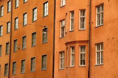 Stockholm şehir merkezindeki bir binanın cephesi.