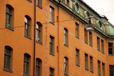 Stockholm şehir merkezindeki bir binanın cephesi.