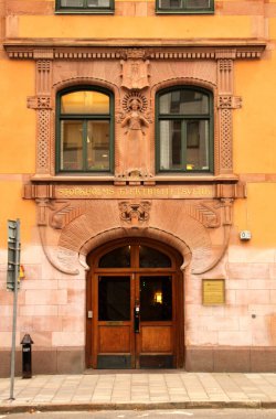 Stockholm şehir merkezindeki bir binanın cephesi.