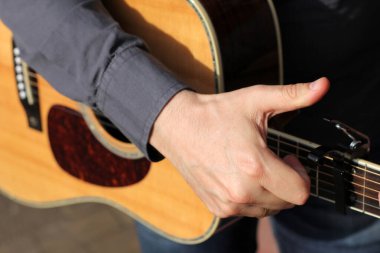 Sokakta çalan country gitaristi.