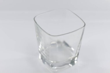 Beyaz arkaplanda boş bardak