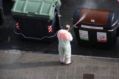 Covid-19 salgınından dolayı atık kutularının sterilize edilmesi