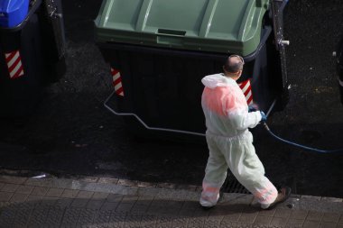 Covid-19 salgınından dolayı atık kutularının sterilize edilmesi