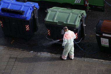 Covid-19 salgınından dolayı atık kutularının sterilize edilmesi