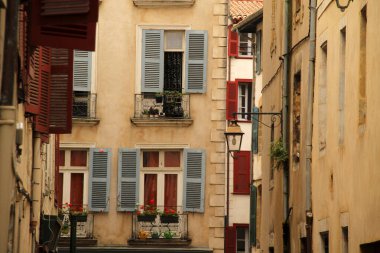 Fransa 'nın Bayonne kentindeki tipik Bask evi.