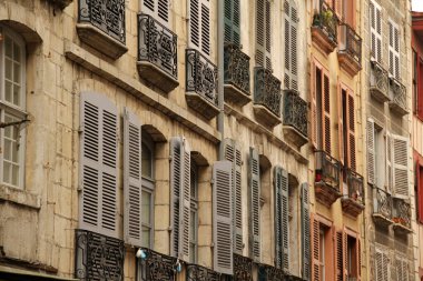 Fransa 'nın Bayonne kentindeki tipik Bask evi.