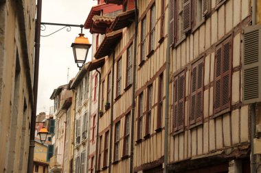 Fransa 'nın Bayonne kentindeki tipik Bask evi.