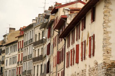 Fransa 'nın Bayonne kentindeki tipik Bask evi.