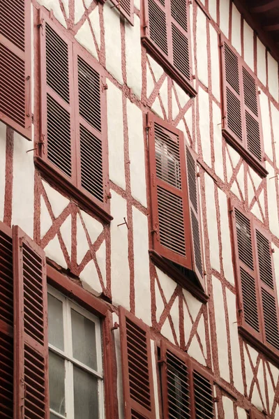 法国Bayonne老城典型的巴斯克式住宅 — 图库照片