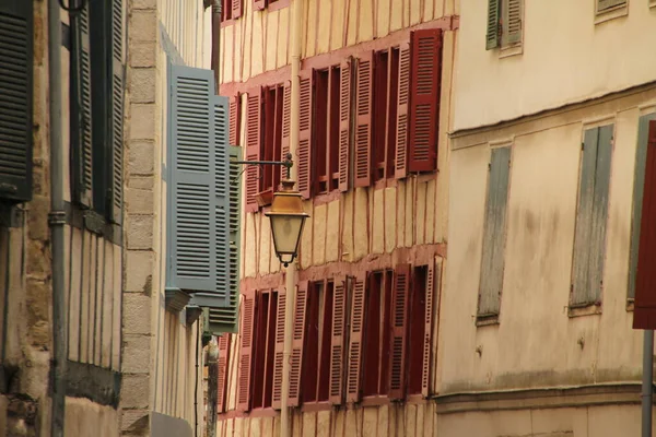 Τυπικό Σπίτι Των Βάσκων Στην Παλιά Πόλη Bayonne Γαλλία — Φωτογραφία Αρχείου