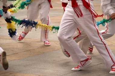 Geleneksel Bask dansı sokak festivalinde