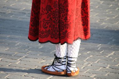 Geleneksel Bask dansı sokak festivalinde